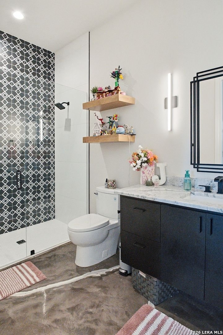 Secondary bath with patterned tile