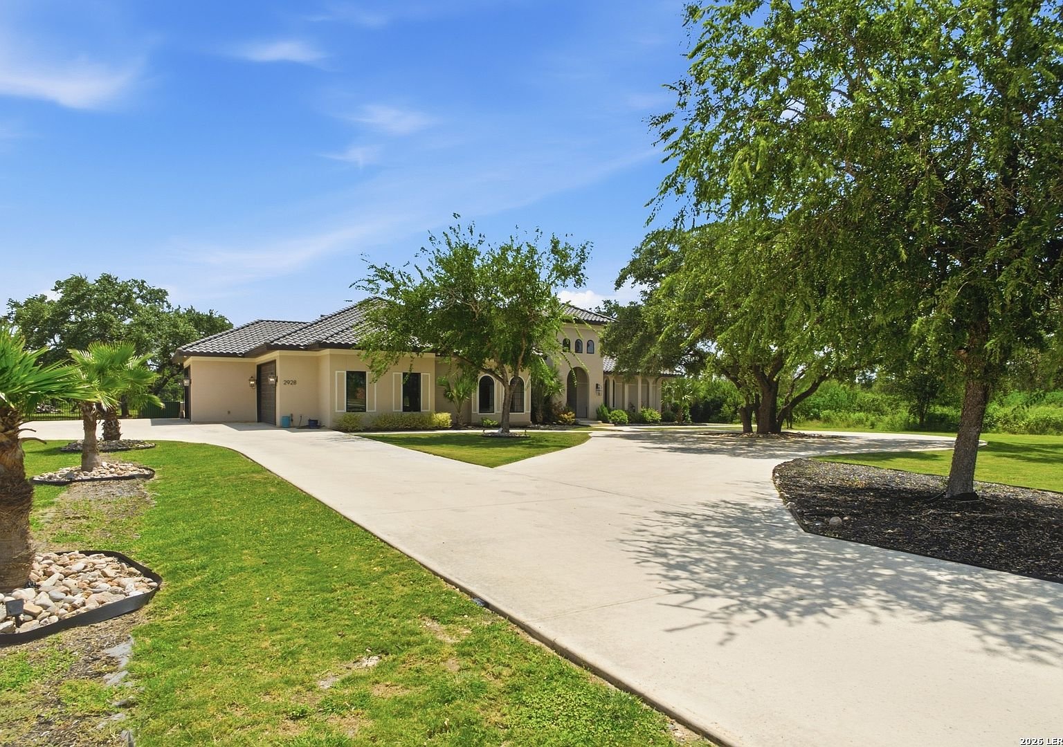 Front approach from the drive